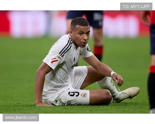 姆巴佩又无视队友!强行盘带被断 全场15次丢失球权